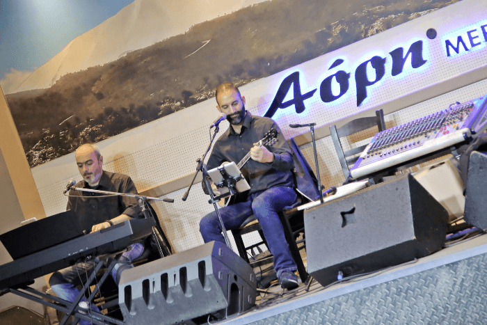 Οι μουσικοί: Βασίλης Μαντζοράκης και Μανώλης Πασχαλίδης