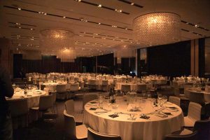 Η αίθουσα του δείπνου στην προετοιμασία με ημίφως