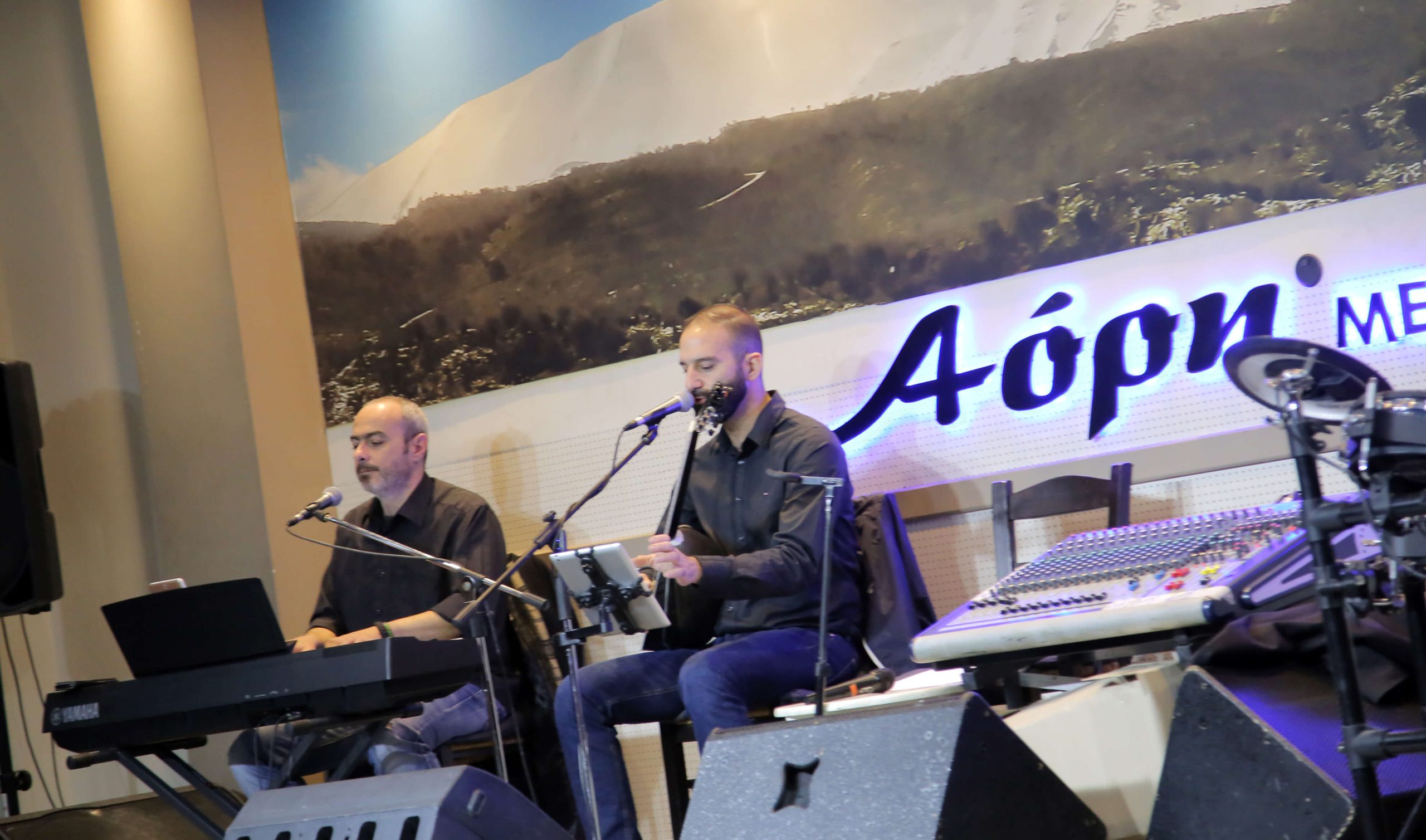 Οι μουσικοί: Βασίλης Μαντζοράκης και Μανώλης Πασχαλίδης