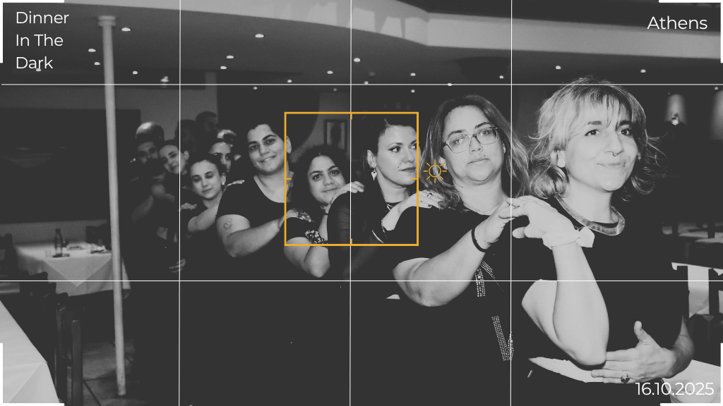 Οι εθελοντές στη σειρά ο ένας πίσω από τον άλλον. Με το δεξί χέρι κρατάνε τον ώμο του μπροστινού τους. Ασπρόμαυρη φωτογραφία.