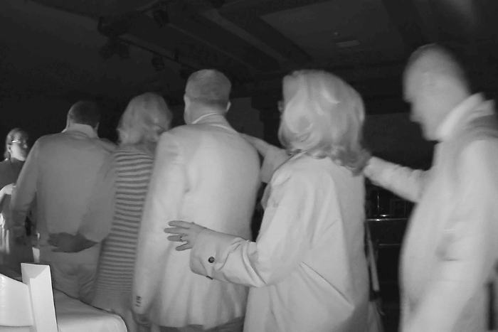 Πλάνο από κάμερα με υπέρυθρες στο απόλυτο σκοτάδι κατά την εισοδο στο χώρο (ακουμπώντας τον ώμο του μπροστινού).