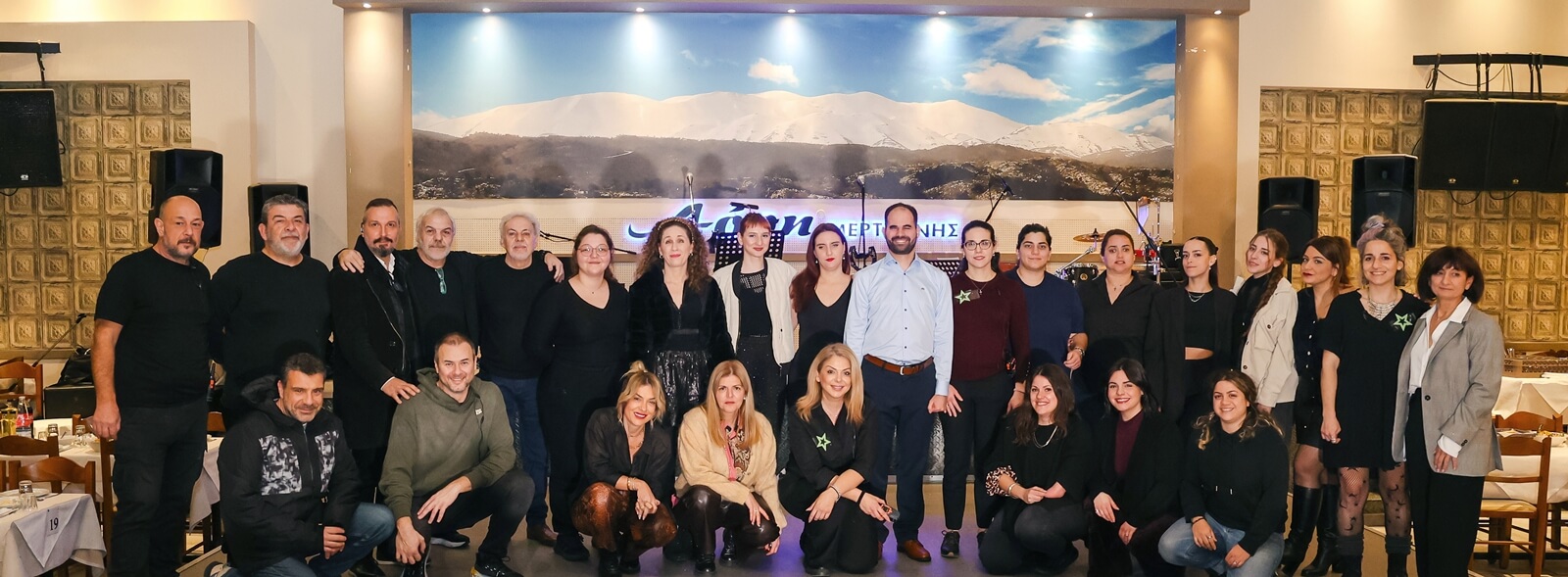 Ομαδική φωτογραφία εθελοντών στη σκηνή 