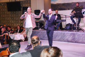 Στη σκηνή ο Πάνος Μουζουράκης και ο Βαγγέλης Αυγουλάς χορεύουν πιασμένοι χέρι χέρι